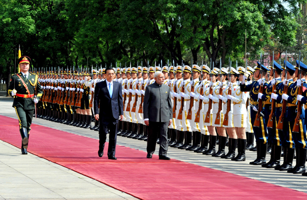 Narendra Modi with the Chinese Premier, Mr. Li Keqiang, during the Ceremonial Welcome