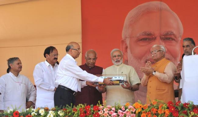 Narendra Modi travelling by the Delhi Metro