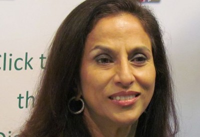 Shiv Sena protests outside Shobha De residence