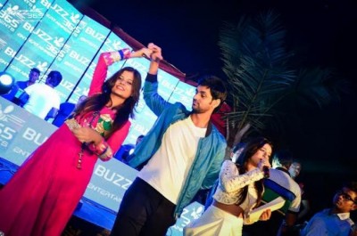 LED Dandiya sticks wows participants in  Buzzutsav 2015 