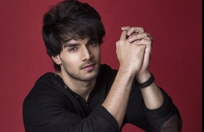 Sooraj Pancholi wins hearts in digital realm