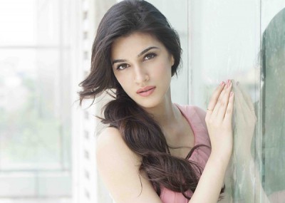 Kriti  Sanon  enjoys DDLJ in Maratha Mandir