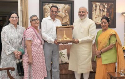 Modi hands over Bangladesh Liberation War Honour to Vajpayee kins
