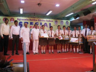 Howrah school celebrates prize distribution ceremony
