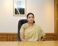 Smriti Irani shown black flag in Kerala