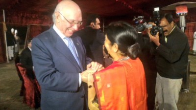 Ahead of formal talks, Sushma Swaraj meets Sartaj Aziz in Islamabad