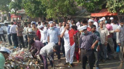 Garbage politics sweeps Delhi, AAP-BJP leaders clean streets