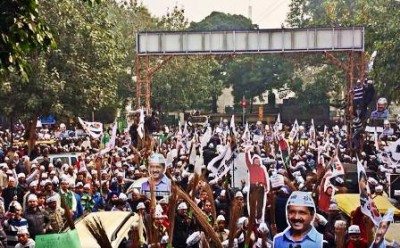  Arvind Kejriwal begins big roadshow ahead of filing nomination