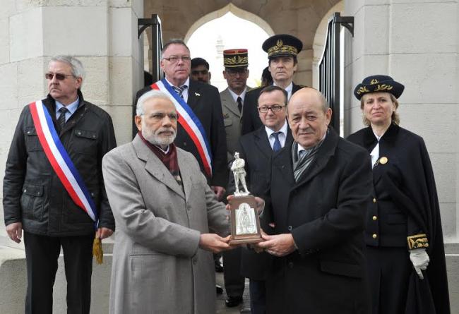 Modi at WWI Memorial, meets India-origin students