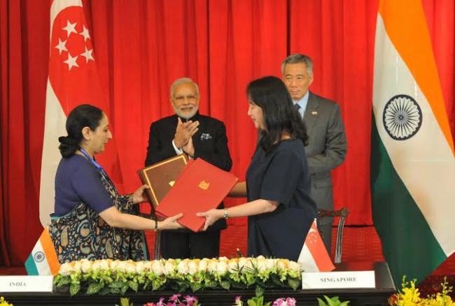Narendra Modi being received by the Prime Minister of Singapore