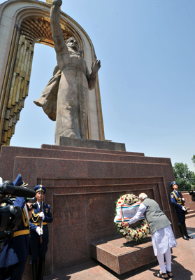 Narendra Modi being received by the President of Tajikistan