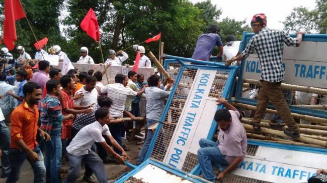 Left protesters clash with police in Kolkata 