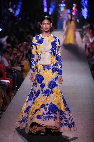 Manish Malhotra's collection sizzles LFW