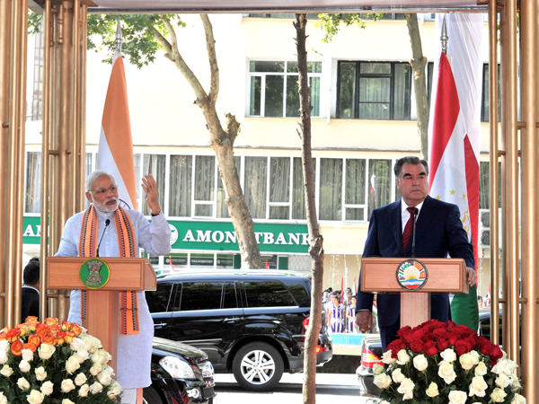 Narendra Modi being received by the President of Tajikistan