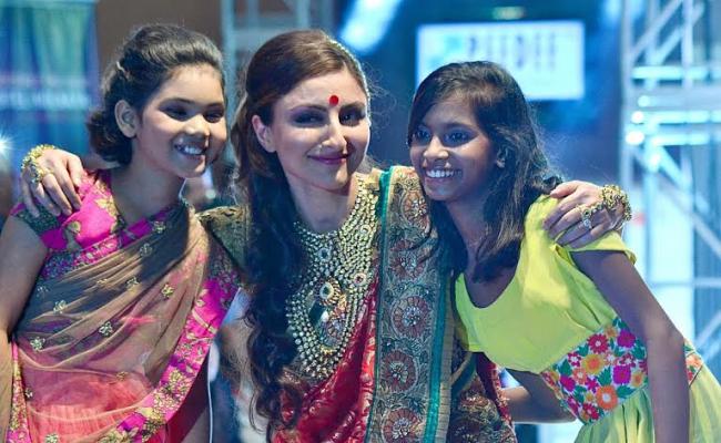 Soha Ali, Rituparna walk for street children charity