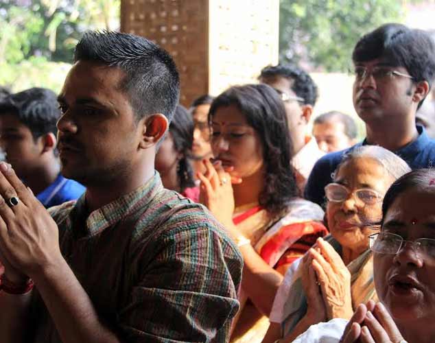 Kolkatans offer 'Anjali' on Maha Ashtami