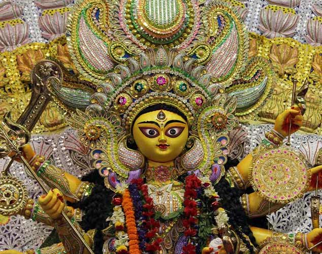 Kolkatans offer 'Anjali' on Maha Ashtami