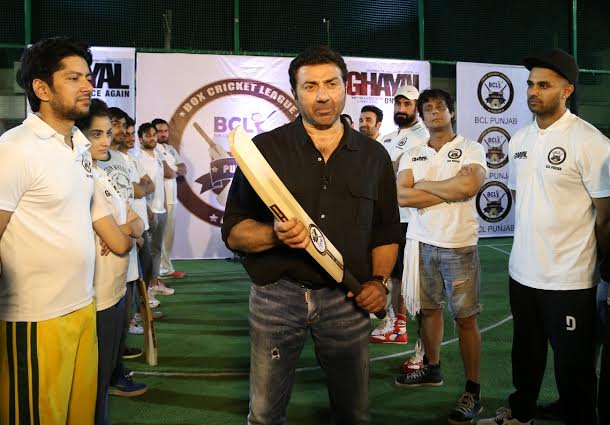 Sunny Deol and Ghayal Once Again team visits Box Cricket League match