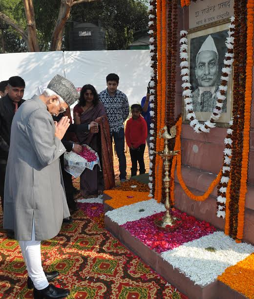 Hamid Ansari paying homage at the portrait of the former President, Dr. Rajendra Prasad on his 132nd birth anniversary