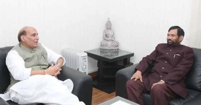 Pranab Mukherjee at a function of the Defence Estates Day Lecture 2016