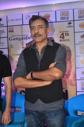 Prakash Jha visits Kolkata to promote 'Jai Gangaajal' 