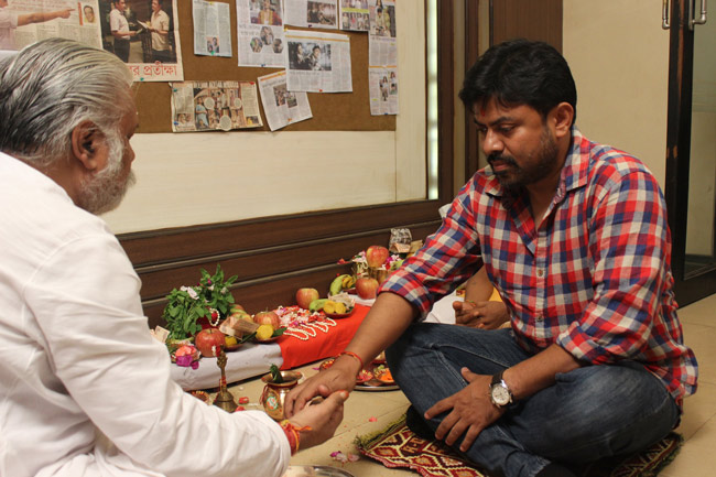 Shree Venkatesh Films hosts mahurat for Arindam Sil's 'Byomkesh Pawrbo' 