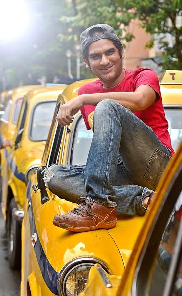 Kolkata: Swastika Mukherji, Parno Mitra, Ritwick Chakrabarty participate in special joyride to promote Shaheb Bibi Golaam