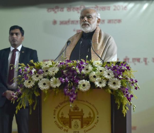 Narendra Modi being received on his arrival, at Varanasi, Uttar Pradesh