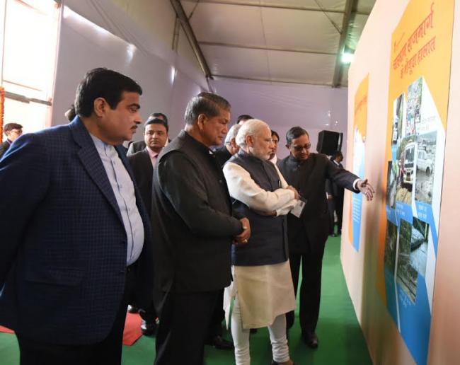 Narendra Modi being welcomed by the Governor of Uttarakhand