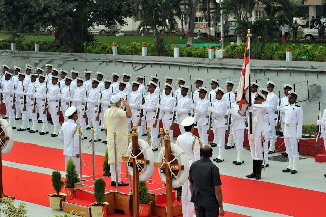 Narendra Modi received by the Union Minister for Defence, Manohar Parrikar 