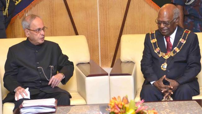 Pranab Mukherjee being received by the Deputy Prime Minister of Papua New Guinea, Mr. Leo Dion