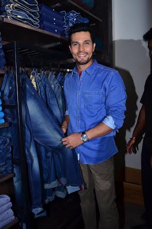 Randeep Hooda inaugurates Indian Terrain store in Kolkata