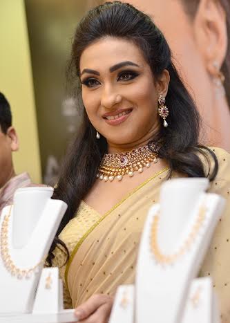 Shyam Sundar Jewellers launches diamond collection, Rituparna promotes brand 