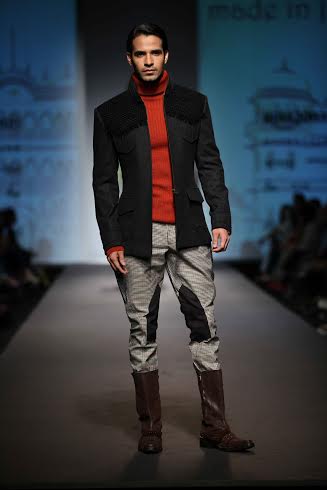 Randeep Hooda charms  Amazon India Fashion Week floor in Rohit Kamra's creation