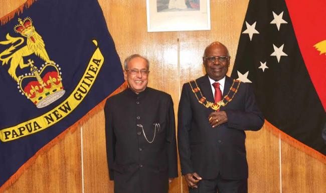 Pranab Mukherjee being received by the Deputy Prime Minister of Papua New Guinea, Mr. Leo Dion