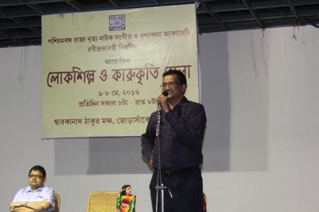 Kolkata:Theatre personality Rudraprasad Sengupta inaugurates the Lokshilpa O Karukriti Mela at Jorasanko Thakurbari