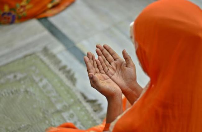 Women offer Eid prayers, greet each other in Kolkata