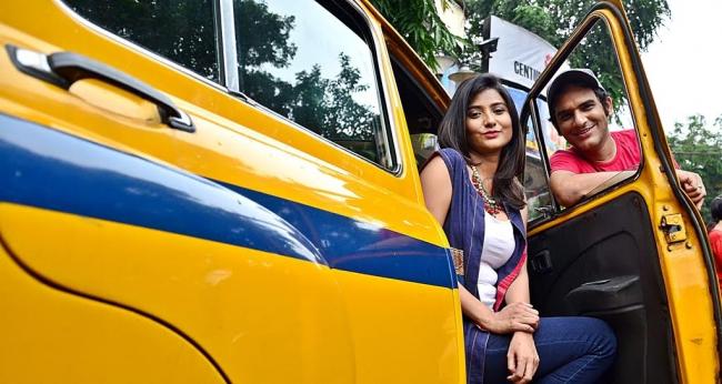 Kolkata: Swastika Mukherji, Parno Mitra, Ritwick Chakrabarty participate in special joyride to promote Shaheb Bibi Golaam