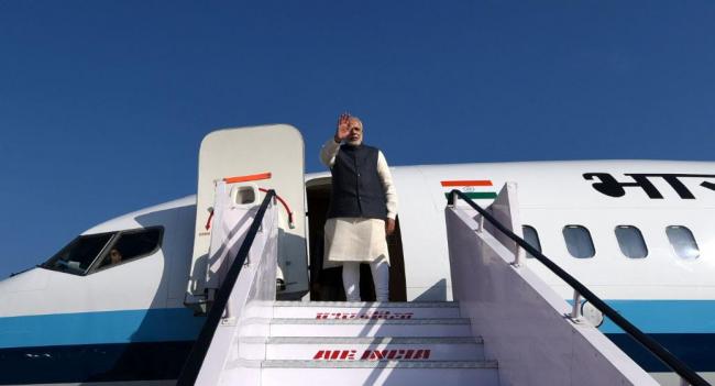 Narendra Modi being welcomed by the Governor of Uttarakhand