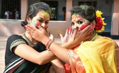 Kolkata celebrates Dol 