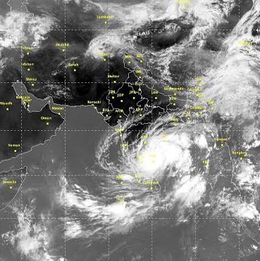 Cyclone alert in Tamil Nadu, Andhra, winds bypass Indian coast 