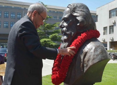  Pranab Mukherjee garlanding the bust of Gurudev Rabindranath Tagore