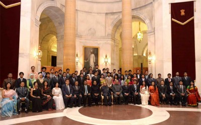 Bangladesh youth delegation calls on President Mukherjee