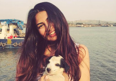 Martyred soldier's daughter urges govt to solve issues with Pakistan