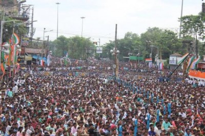 CPI-M & Congress MLAs join TMC on martyrs' day stage