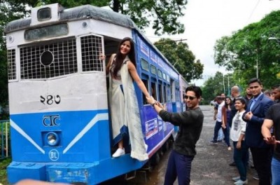 Kolkata: Katrina Kaif, Sidharth Malhotra promote Baar Baar Dekho, charm fans