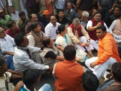 WB: Police prevent BJP's Parliamentary delegation from entering communal violence hit Dhulagarh