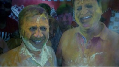 Delhi CM celebrates Holi with  cabinet ministers