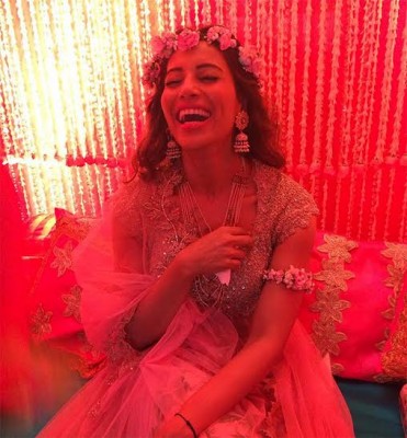 Bipasha Basu wears Jaipur Jewels for her Mehendi ceremony