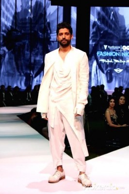 Farhan Akhtar looks dapper as showstopper